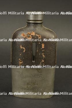 Lot de deux bibles de soldats canadiens et flasque de whisky — miniature 5