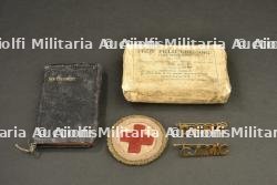 Insigne de bras, pansement, titres d'épaule CAMC et bible d'un infirmier canadien — photo 1