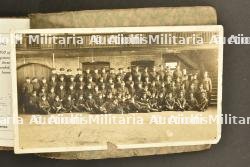 Album photo et plaque d'identité du 54th Kootenay Battalion, diary du 219th Nova Scotia Highlanders et livre souvenir du 101st Winnipeg Light Infantry