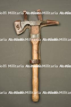 Pic hache allemand Beilpick avec son étui cuir. German Beilpick axe pick with leather carrier — photo 1