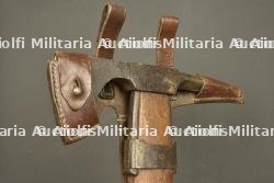 Pic hache allemand Beilpick avec son étui cuir. German Beilpick axe pick with leather carrier — photo 2