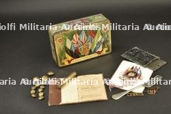 Boîte en tole du CEF, Pay Book, titres d'épaule, boutons, miroir, huilier Enfield, calendrier 1915 d'un soldat du 10th Battalion CEF