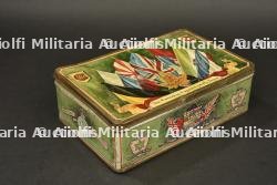 Boîte en tole du CEF, Pay Book, titres d'épaule, boutons, miroir, huilier Enfield, calendrier 1915 d'un soldat du 10th Battalion CEF — miniature 5