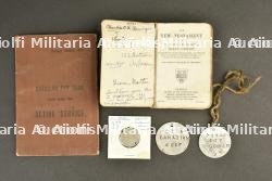 Lot de disques d'identités, pay book et bible de soldats canadiens de la 1ère guerre