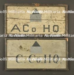 Lot de 2 panneaux indicateurs en bois peint des QG des compagnies A et C du 58th Battalion CEF