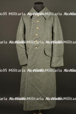 Capote allemande feldgrau M1915 d'un artilleur bavarois. German feldgrau Model 1915 greatcoat of a Bavarian artilleryman.