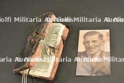 Bible avec impact ayant appartenu au Lieutenant W. Douglas Aird, Machine Gun Corps, 44th Battalion CEF tombé à Passchendaele — photo 2