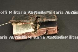Bible avec impact ayant appartenu au Lieutenant W. Douglas Aird, Machine Gun Corps, 44th Battalion CEF tombé à Passchendaele — miniature 4