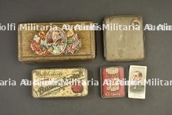 Etui à cigarettes avec badge des Canadian Engineers, boîte de cigarettes et allumettes patriotique et 2 boîtes de confiseries — photo 1
