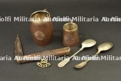 Gobelets en bois gravés et shoulder title du 58th Vaughan's Rifles Frontier Force, cuillères et couteau de l'armée des Indes