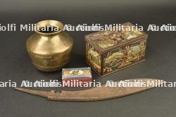 Lot composé d'un pot Kalash matriculé, une lame de Kukri et deux boîtes décorés à motifs de l'armée des Indes — photo 1