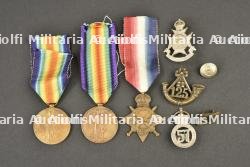 Lot d'insignes, médailles et boutons relatifs à l'infanterie légère de l'armée des Indes