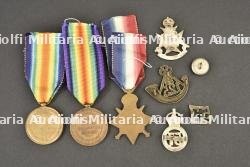 Lot d'insignes, médailles et boutons relatifs à l'infanterie légère de l'armée des Indes — photo 2