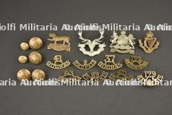 Lot de 18 insignes et boutons de l'armée des Indes