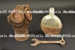 Masque anti gaz, clé MG08 et bidon avec quart métallique — photo 1