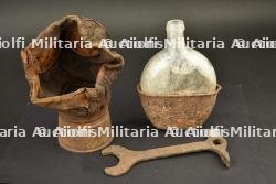 Masque anti gaz, clé MG08 et bidon avec quart métallique — photo 2