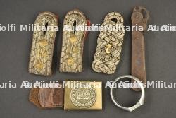 Lot boucle de ceinturon prussienne, épaulettes, artisanat et divers