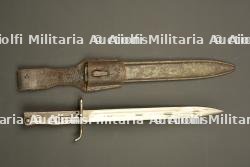 Baïonnette ersatz avec porte fourreau. Ersatz bayonet with frog.