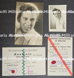 LOT DE LAISSEZ-PASSER POUR DES AUXILIAIRES FÉMININES DE LA WEHRMACHT ET DE LA CROIX-ROUGE ALLEMANDE AVEC PHOTOS.