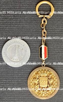 LOT D’UNE MÉDAILLE EN PORTE-CLÉ ET D’UN PORTE BONHEUR, SOUVENIRS DE PARIS OCCUPÉ — photo 1