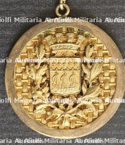 LOT D’UNE MÉDAILLE EN PORTE-CLÉ ET D’UN PORTE BONHEUR, SOUVENIRS DE PARIS OCCUPÉ — photo 3