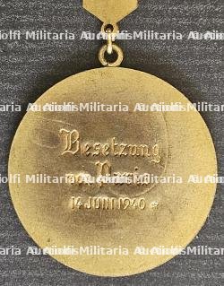 LOT D’UNE MÉDAILLE EN PORTE-CLÉ ET D’UN PORTE BONHEUR, SOUVENIRS DE PARIS OCCUPÉ — miniature 4