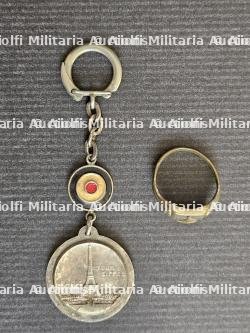 LOT D’UNE MÉDAILLE EN PORTE-CLÉ ET D'UNE BAGUE, SOUVENIRS DE PARIS OCCUPÉ