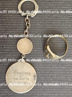 LOT D’UNE MÉDAILLE EN PORTE-CLÉ ET D'UNE BAGUE, SOUVENIRS DE PARIS OCCUPÉ — miniature 2