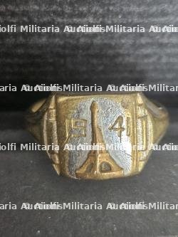 LOT D’UNE MÉDAILLE EN PORTE-CLÉ ET D'UNE BAGUE, SOUVENIRS DE PARIS OCCUPÉ — miniature 3