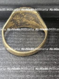 LOT D’UNE MÉDAILLE EN PORTE-CLÉ ET D'UNE BAGUE, SOUVENIRS DE PARIS OCCUPÉ — miniature 4