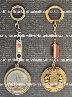 LOT DE DEUX MÉDAILLES SOUVENIRS EN PORTE-CLÉ DE LA PRISE DE PARIS PAR LES TROUPES ALLEMANDES