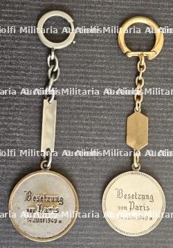 LOT DE DEUX MÉDAILLES SOUVENIRS EN PORTE-CLÉ DE LA PRISE DE PARIS PAR LES TROUPES ALLEMANDES — photo 2