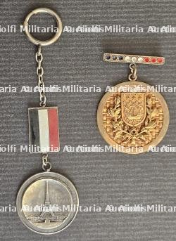 LOT DE DEUX MÉDAILLES SOUVENIRS EN PORTE-CLÉ ET EN BROCHE DE LA PRISE DE PARIS PAR LES TROUPES ALLEMANDES. — photo 1