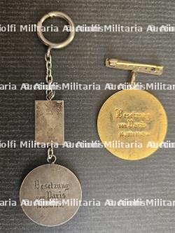 LOT DE DEUX MÉDAILLES SOUVENIRS EN PORTE-CLÉ ET EN BROCHE DE LA PRISE DE PARIS PAR LES TROUPES ALLEMANDES. — miniature 2