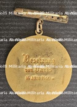 LOT DE DEUX MÉDAILLES SOUVENIRS EN PORTE-CLÉ ET EN BROCHE DE LA PRISE DE PARIS PAR LES TROUPES ALLEMANDES. — photo 3