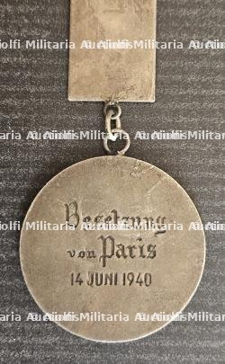 LOT DE DEUX MÉDAILLES SOUVENIRS EN PORTE-CLÉ ET EN BROCHE DE LA PRISE DE PARIS PAR LES TROUPES ALLEMANDES. — miniature 4