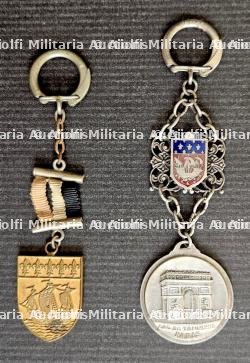LOT DE DEUX MÉDAILLES SOUVENIRS EN PORTE-CLÉ DE LA PRISE DE PARIS PAR LES TROUPES ALLEMANDES. — photo 1