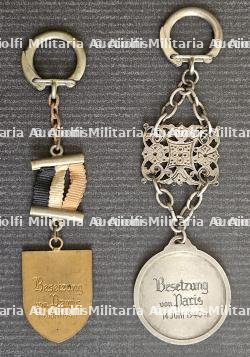 LOT DE DEUX MÉDAILLES SOUVENIRS EN PORTE-CLÉ DE LA PRISE DE PARIS PAR LES TROUPES ALLEMANDES. — photo 2