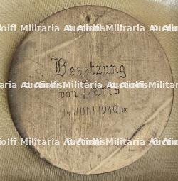 MÉDAILLE SOUVENIR DANS SA BOITE DE LA PRISE DE PARIS PAR LES TROUPES ALLEMANDES. — miniature 4