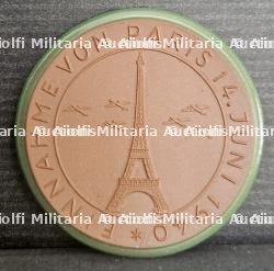 MÉDAILLE EN PORCELAINE DE MEISSEN EN SOUVENIR DE LA CAMPAGNE DE FRANCE.
