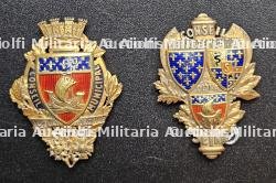 LOT DE DEUX INSIGNES DE FONCTION DU CONSEIL DÉPARTEMENTAL DE LA SEINE ET DE MEMBRE DU CONSEIL MUNICIPAL DE PARIS AVEC LEURS ÉCHARPES DE FONCTION CORRESPONDANTES. VERS 1940-1942. — photo 1
