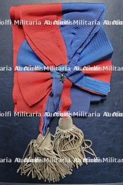 LOT DE DEUX INSIGNES DE FONCTION DU CONSEIL DÉPARTEMENTAL DE LA SEINE ET DE MEMBRE DU CONSEIL MUNICIPAL DE PARIS AVEC LEURS ÉCHARPES DE FONCTION CORRESPONDANTES. VERS 1940-1942. — miniature 9