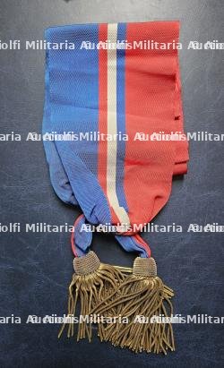 LOT DE DEUX INSIGNES DE FONCTION DU CONSEIL DÉPARTEMENTAL DE LA SEINE ET DE MEMBRE DU CONSEIL MUNICIPAL DE PARIS AVEC LEURS ÉCHARPES DE FONCTION CORRESPONDANTES. VERS 1940-1942. — miniature 10
