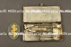 Insigne d'infirmier allemand et boîte d'ustensiles médicaux. German medic badge and medical instrument case. — photo 3