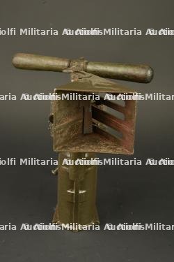 Machine à garnir les bandes pour MG08 Gurtfuller. Belt loading machine for MG08 ammunition belts, Gurtfüller. — photo 2