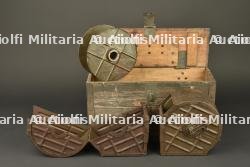 Deux chargeurs tambour de MG08-15 dans leur caisse. Two MG08-15 drum magazines in their transport case.