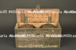 Deux chargeurs tambour de MG08-15 dans leur caisse. Two MG08-15 drum magazines in their transport case. — miniature 2