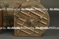 Deux chargeurs tambour de MG08-15 dans leur caisse. Two MG08-15 drum magazines in their transport case. — photo 4