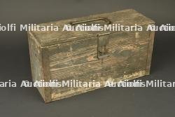 Deux chargeurs tambour de MG08-15 dans leur caisse. Two MG08-15 drum magazines in their transport case. — miniature 9