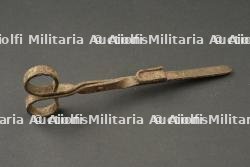 Paire de ciseaux extracteurs de douille pour MG08. Pair of cartridge case extractor scissors for MG08. — photo 2